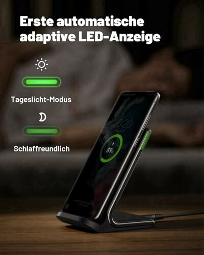 Smartphone auf kabellosem Ladegerät mit LED-Anzeige