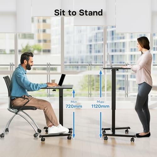 Mann sitzt und Frau steht an höhenverstellbaren Tischen