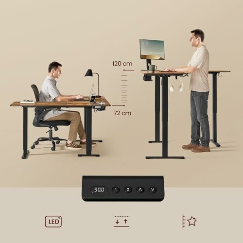 Mann sitzt am Schreibtisch, anderer steht an höhenverstellbarem Tisch.