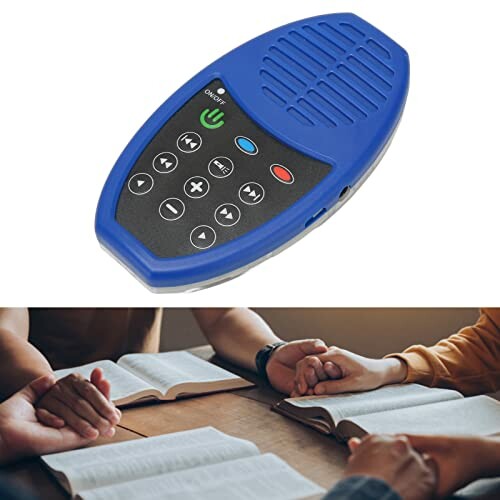 Audiobibelgerät auf einem Tisch, Menschen halten Hände