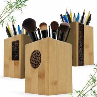 Drei Bambus-Stifthalter mit Stiften und Pinseln