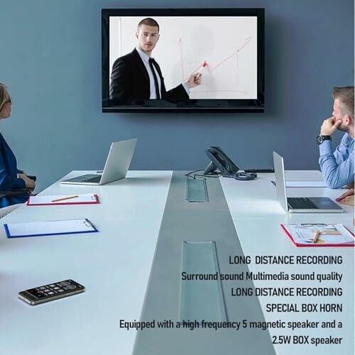 Mann präsentiert vor Kollegen in einem Konferenzraum.