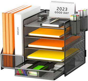 Schreibtisch-Organizer aus schwarzem Metall mit Notizbüchern, Stiften und Kalender.