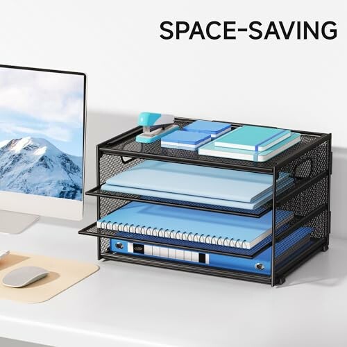 Schreibtisch-Organizer mit Dokumenten und Notizbüchern.