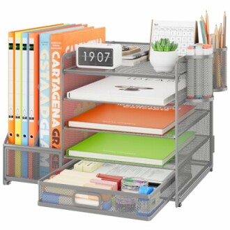 Schreibtischorganisator mit Büchern und Schreibwaren