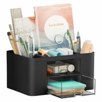 Schwarzer Schreibtisch-Organizer mit Stiften und Notizbüchern.