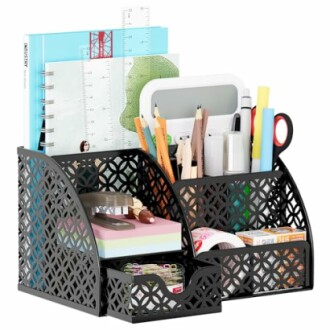 Schreibtisch-Organizer mit Schreibwaren und Notizblöcken.