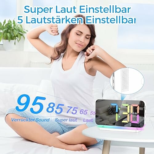 Frau streckt sich neben einem digitalen Wecker mit einstellbarer Lautstärke.