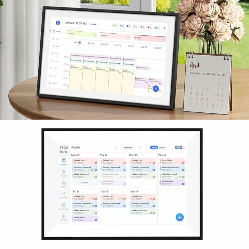 Digitaler Kalender auf Tisch mit Blumen und Kalender