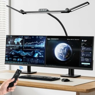 Doppelte Monitore mit Grafiken und Fernbedienung.