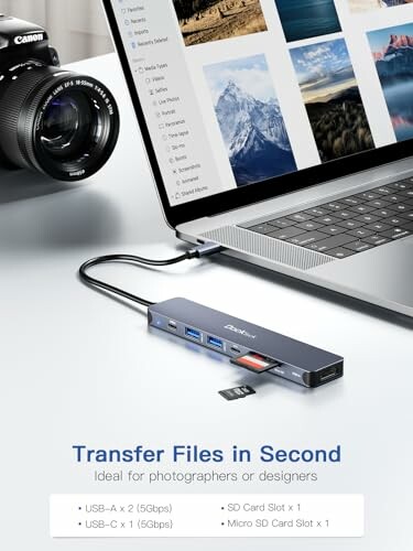 Laptop mit angeschlossenem USB-Hub für Dateiübertragung.