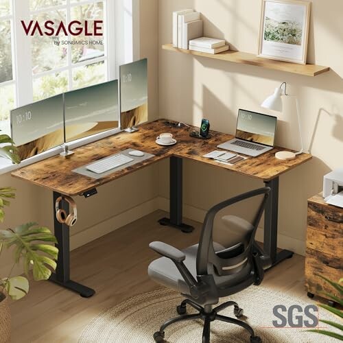 Eckschreibtisch mit Computer und Bürobedarf