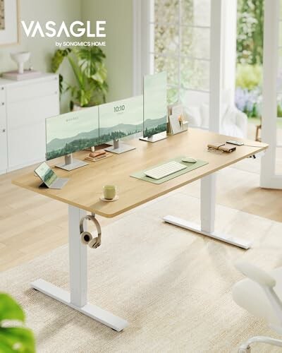 Moderner Schreibtisch mit Monitoren und Tastatur in hellem Raum