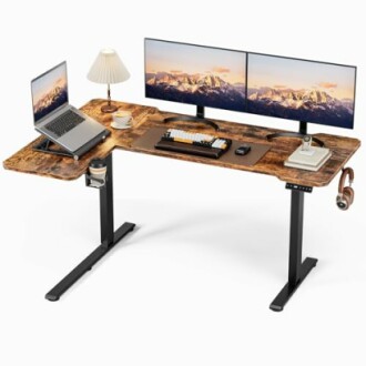 Moderner Stehschreibtisch mit zwei Bildschirmen, Laptop und Schreibtischzubehör.