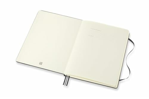 Offenes Notizbuch mit einem Stift.