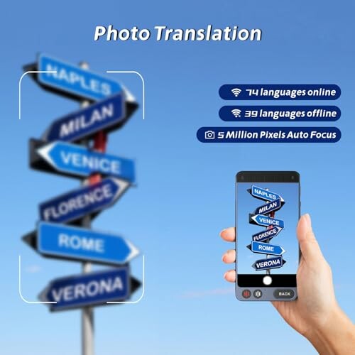 Hand hält Smartphone mit Übersetzungs-App und Straßenschilder im Hintergrund.