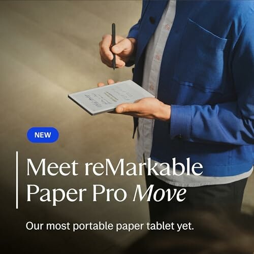 Mann schreibt auf einem reMarkable Paper Pro Tablet.