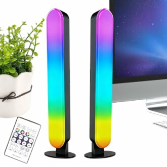 RGB-Lichtleisten mit Fernbedienung neben einem Computerbildschirm und einer Pflanze.