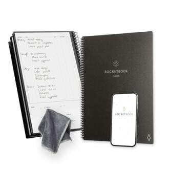 Ein offenes Notizbuch mit Stift und Smartphone.