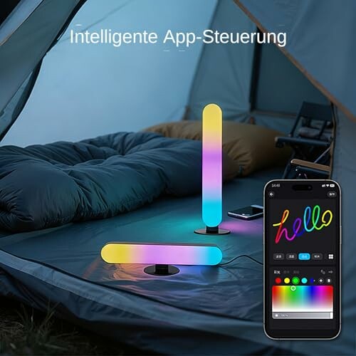 Zwei bunte, intelligente Lampen im Zelt mit App-Steuerung auf Smartphone
