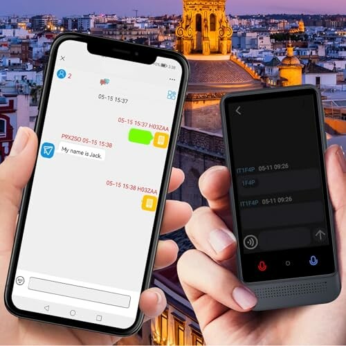 Smartphone und Übersetzungsgerät in einer Hand.