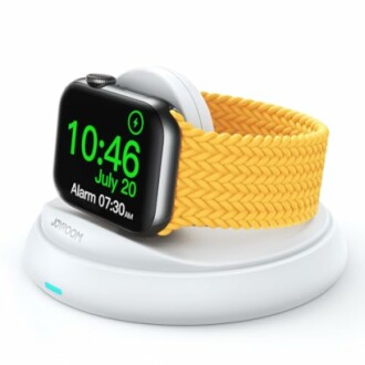 Smartwatch mit gelbem Armband auf Ladestation