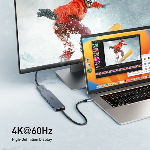 USB-C-Hub verbindet Laptop mit externem Monitor, Snowboarder-Video auf Bildschirm