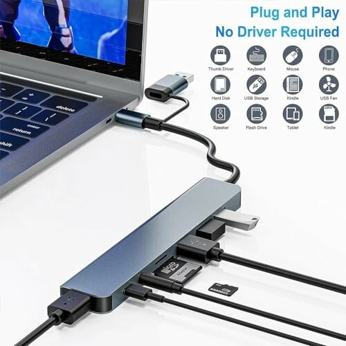 USB-C-Hub mit mehreren Anschlüssen an Laptop angeschlossen