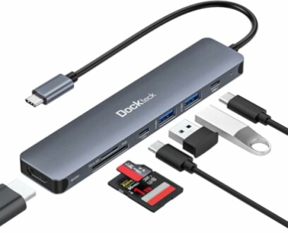 USB-C-Hub mit mehreren Anschlüssen und Zubehör.