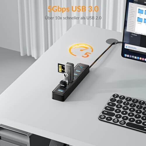 USB-Hub auf einem Schreibtisch mit mehreren Anschlüssen