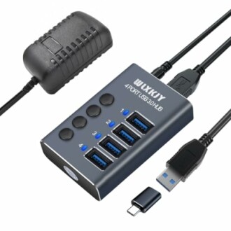 USB-Hub mit vier Anschlüssen und Netzteil