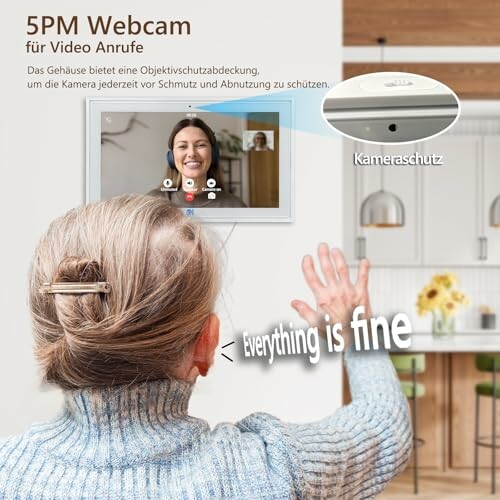 Person bei einem Videoanruf mit Webcam-Schutz