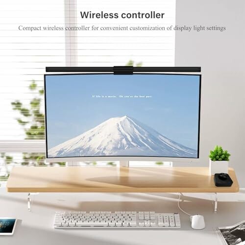 Monitor mit kabellosem Controller auf Holzständer